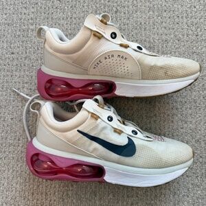 Womens Nike Air Max Tennis shoe
